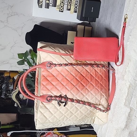 Additional photos CHANEL Leather Ombre GST Tote - Picture 1 of 16